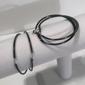Dark silver simple hoops.